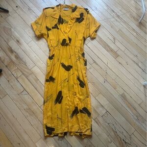 Vintage Yellow Short-Sleeve V-Neck Midi Dress with Black Brushstroke Print